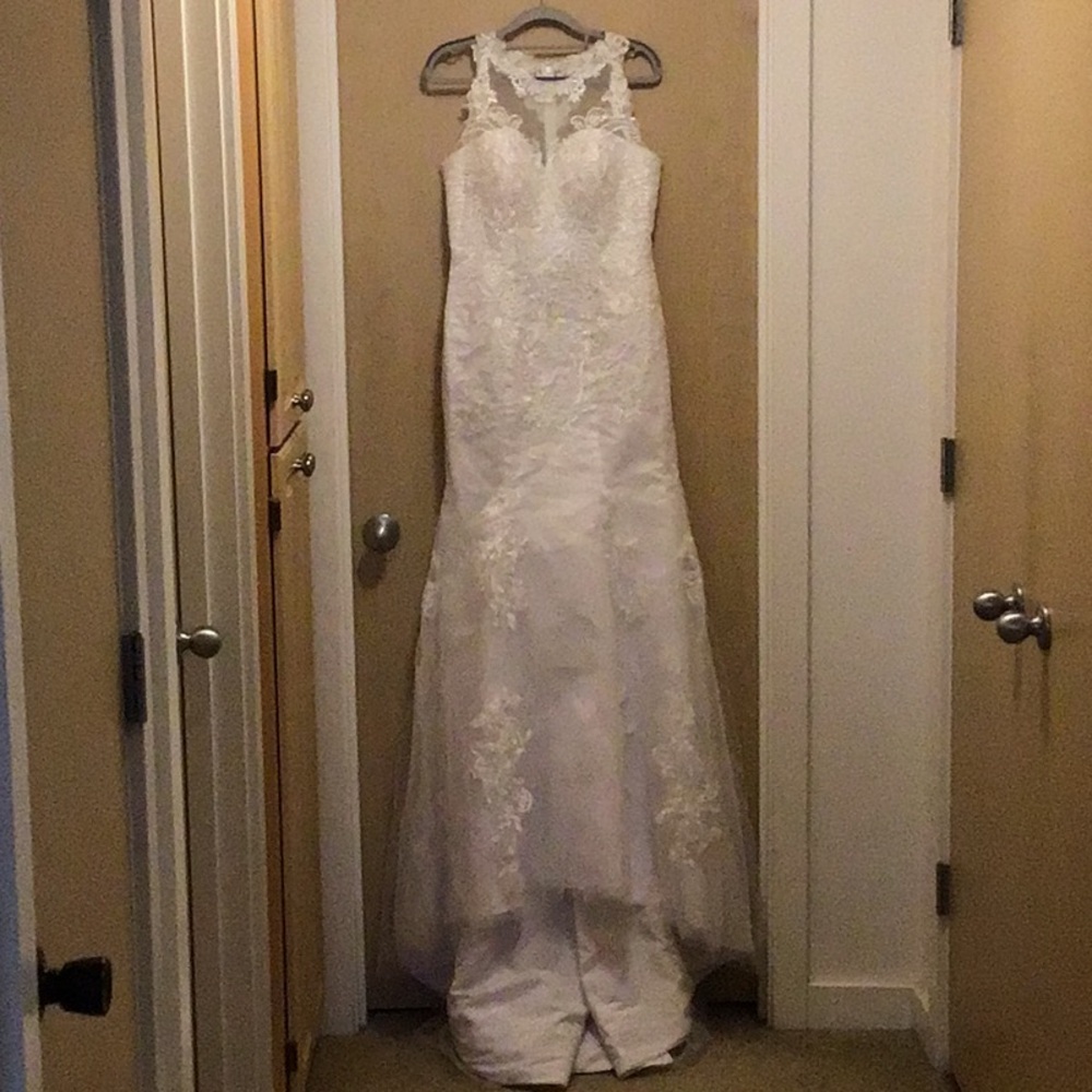 Elegant White Lace Wedding Dress